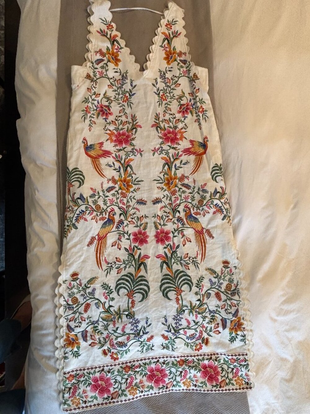 FARM RIO dress size M LIKE NEW white scallop linen birds flowers embroidery